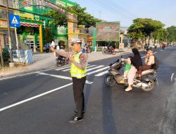 Giat Patroli Serta Pengaturan Arus Lalu Lintas Unit Polsek Babat di MTSN Model Lamongan