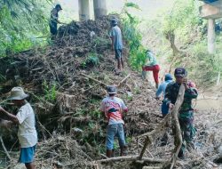 Kompak, Babinsa Koramil Tambakrejo Bojonegoro dan Warga Dusun Dolok Bersih Bersih Sampah Sungai