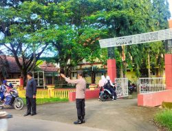 Anggota Polsek Laren Laksanakan Commander Wish di Depan Sekolah SMPN 1 Laren Serta di Perempatan Pasar Laren