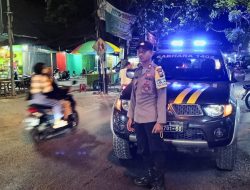 Anggota Personil Sabhara Polsek Sekaran Berada di Jalan Raya Melaksanakan Kegiatan Patroli Blue Light