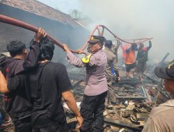 Polsek Turi Bersama Damkar dan Warga Sekitar Berhasil Padamkan Api di Dusun Doro