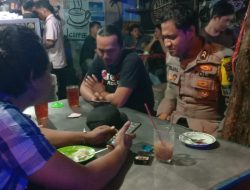 Patroli Dialogis Polsek Sekaran Sambangi Warga di Warung Kopi Malam Hari