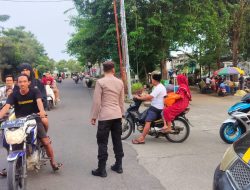 Personil Polsek Laren Lakukan Giat Commander Wish Di Simpang Empat Pasar Guna Mengurai Kemacetan