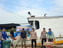 Anggota Satpolairud Polres Lamongan dan Nelayan Desa Sedayulawas Bersihkan Pantai dan Laut dalam Rangka World Ocean Day 2024