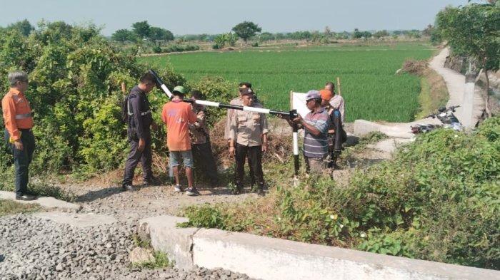 Pemasangan Portal Di Perlintasan Rel Ka Di Dusun Gajah Desa