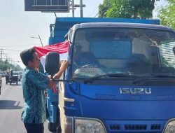 Semarakkan HUT Ke-79 RI, Pemkab Bojonegoro Memulai Gerakan Bagi-bagi Bendera Merah Putih