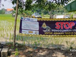 Anggota Polsek Laren Pasang Banner Himbauan Agar Tidak Memasang Perangkap Tikus Yang Diberi Aliran Listrik