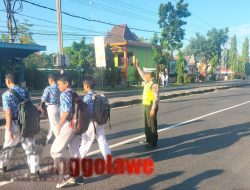 Commander Wish Pagi Polsek Babat Hadir di Tengah Masyarakat Dalam Pengaturan Arus Lalu Lintas Pagi di Jalan Raya