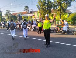 Pengaturan Lalu Lintas Pagi di Depan Sekolah Wujud Pelayanan Polsek Babat