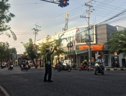 Anggota Polsek Babat Laksanakan Commander Wish di Depan MTsN 1 Babat