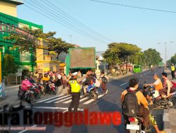 Commander Wish Pagi di Depan Sekolah Anggota Polsek Babat Bantu Siswa Menyeberang Jalan