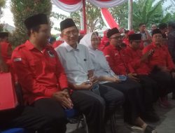 Bendera Raksasa Mengiringi  Mas Teguh Dan Mbak Farida Menuju KPU Bojonegoro