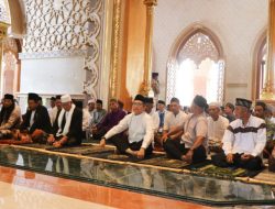 Pj Bupati Adriyanto Tunaikan Sholat Jum’at Perdana, di Masjid Wisata Religi