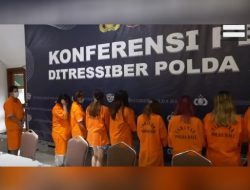 Ditressiber Menunjukkan Para Tersangka Kasus Judi Daring di Polda Bali