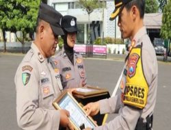 Kapolres Tuban Serahkan 7 Personil Penghargaan Terbaik Pelayanan Masyarakat Bumi Wali