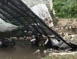 Hujan Deras Tiba KCP Bank Jatim Renggel Tuban Roboh