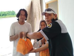 PT.Media Suararonggolawe Group Bagikan Sembako Pada Korban Tanah Longsor Bengawan Solo Di Balen