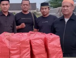 Berkah Ramadhan, Crew Warung 555 Tuban Bagikan Ratusan Takjil