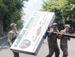 Satpol PP dan Damkar Tuban Robohkan Dua Reklame Yang Tak Berizin