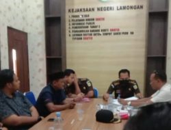 Aksi Aliansi Lamongan Bersatu Tuntut Dua Pegawai Kejari Di Mutasi .