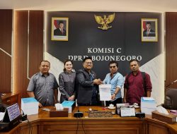 Sekretaris LSM GMBI Wilter Jatim Serahkan Surat Permohonan Hearing Di DPRD Bojonegoro