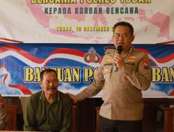 Plt Kapolres Tuban Kombespol Agung Setyo Nugroho Pimpin bantuan sosial terdampak angin putingbeliung