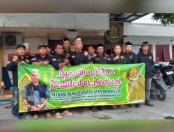 DPP aliansi alambersatu jaya Lamongan Turun Jalan Bagikan Takjil