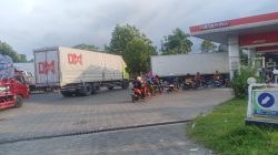 Kelangkaan Solar di Lamongan Picu Kemacetan, Antrean Truk Mengular di SPBU Plaosan Babat
