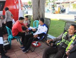 Polres Tuban Berikan Pelayanan Humanis kepada Buruh pada Peringatan May Day di Depan Kantor Pemkab Tuban