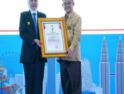 Pemprov jatim anugrahkan Lencana Jer Basuki Mawa Beya Kategori Emas kepada Menteri Pendidikan