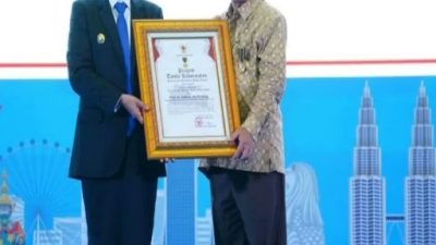 Pemprov jatim anugrahkan Lencana Jer Basuki Mawa Beya Kategori Emas kepada Menteri Pendidikan
