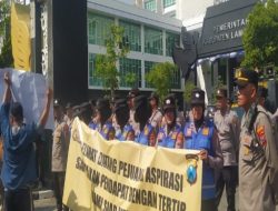 Ribuan Aksi Masa Gruduk Pemkab Lamungan Dukung Program Makan Bergizi Gratis