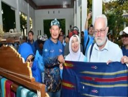 Pemerintah Kabupaten Lamongan mempromosikan produk usaha mikro 200 mahasiswa dari 43 negara