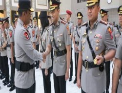 Kapolda Jatim memimpin upacara serah terima jabatan (sertijab) Pejabat Utama (PJU) dan sejumlah Kapolres jajaran Polda Jawa Timur